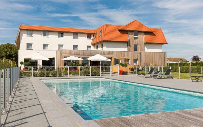 Gebouw en buitenzwembad van Hotel ibis De Haan aan de Belgische Kust