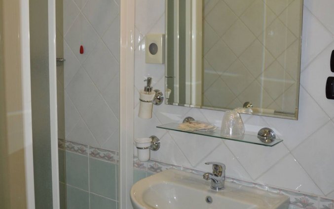 Badkamer van een tweepersoonskamer van Hotel Neapolis in Napels