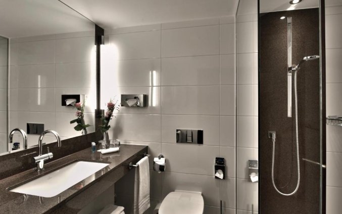 Badkamer van een tweepersoonskamer van Hotel Maritim Cologne in Keulen