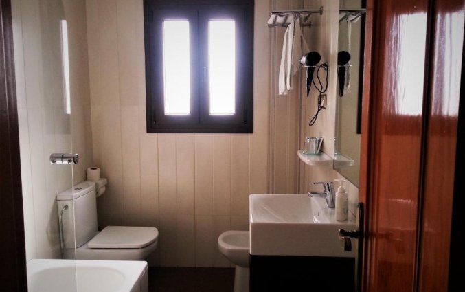 Badkamer van een tweepersoonskamer van Hotel Alamada in Malaga