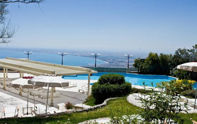 Buitenzwembad van Hotel Palace San Michele in Puglia