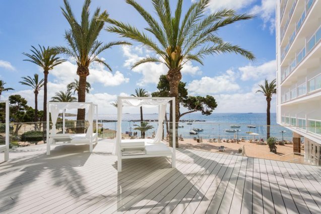 Zonneterras van hotel Sirenis Club Tres Carabelas & Spa op Ibiza
