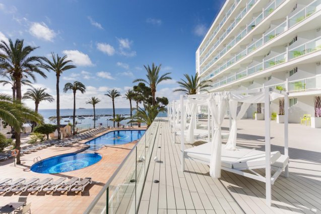 Zwembad en zonneterras van hotel Sirenis Club Tres Carabelas & Spa op Ibiza
