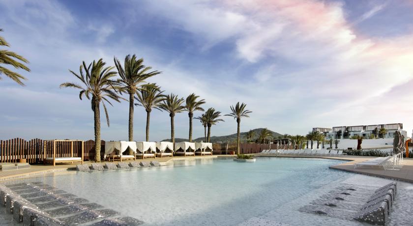 Buitenzwembad en ligbedden van Hotel Hardrock op Ibiza
