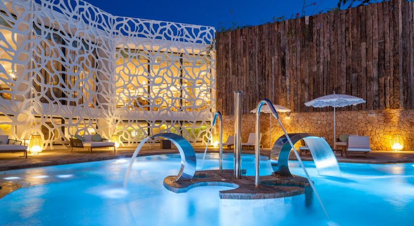 Zwembad van Hotel Hardrock op Ibiza
