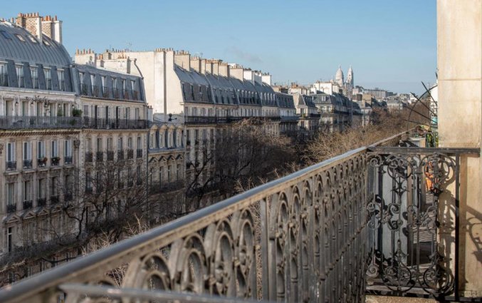 Balkon van een tweepersoonskamer van Hotel Magenta 38 by Happyculture in Parijs