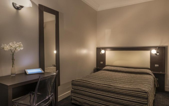 Tweepersoonskamer van Grand Hotel Leveque in Parijs