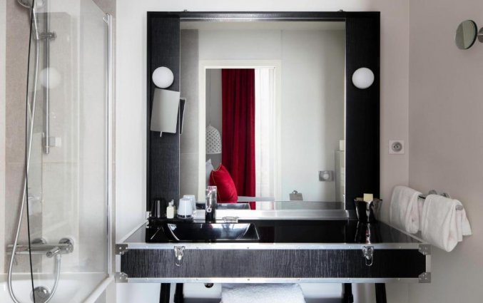 Badkamer van een tweepersoonskamer van hotel Le 123 Sebastopol - Astotel in Parijs