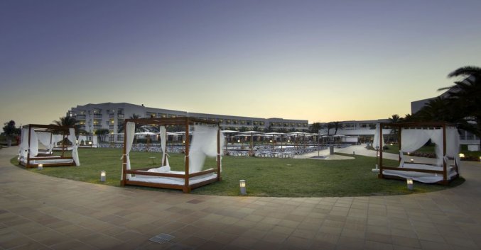 ZOnneterras van Resort en Spa Grand Palladium op Ibiza