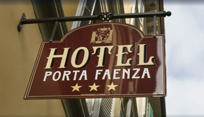 Voorkant van hotel Porta Faenza