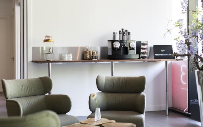 Koffie- en theefaciliteiten in lounge van Hotel Babylon Den Haag in Den Haag