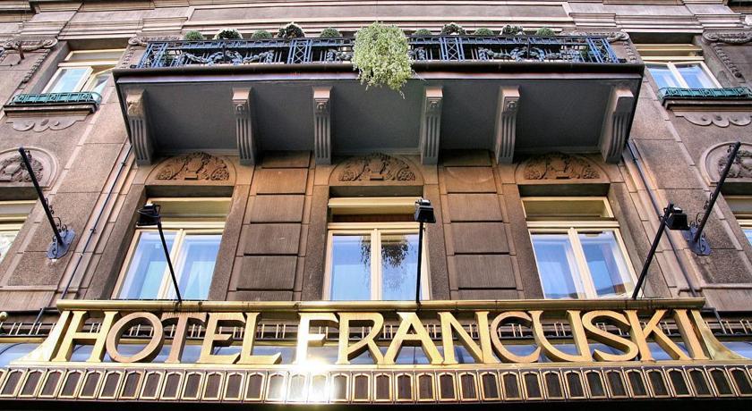 Vooraanzicht van hotel Francuski in Krakau