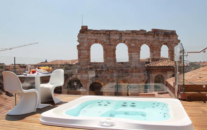 Dakterras met uitzicht op de Arena van Verona van Hotel Milano & SPA in Verona 