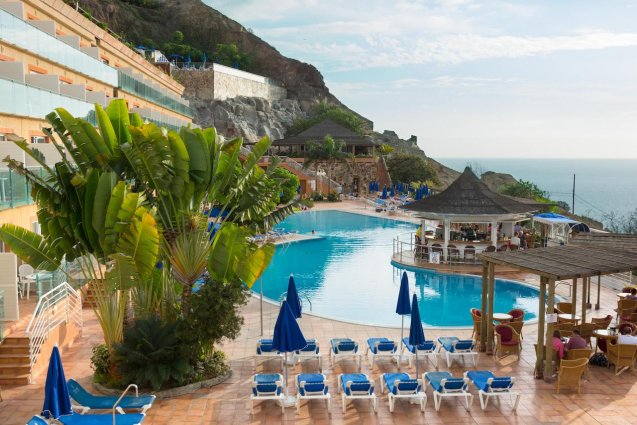 Zwembad en terras van Hotel Mogan Princess & Beach Club op Gran Canaria