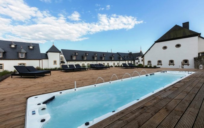 Zwembad van hotel Chateau d'Urspelt