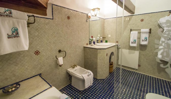 Badkamer van een tweepersoonskamer van Riad Myra in Fez