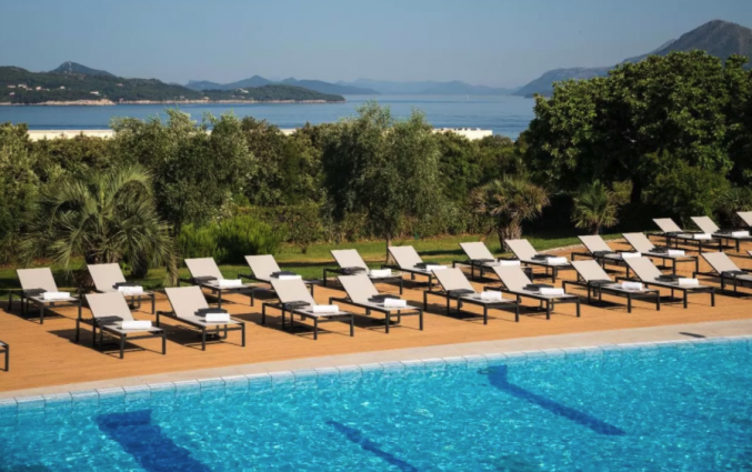 Buitenzwembad van Hotel Valamar Lacroma in Dubrovnik