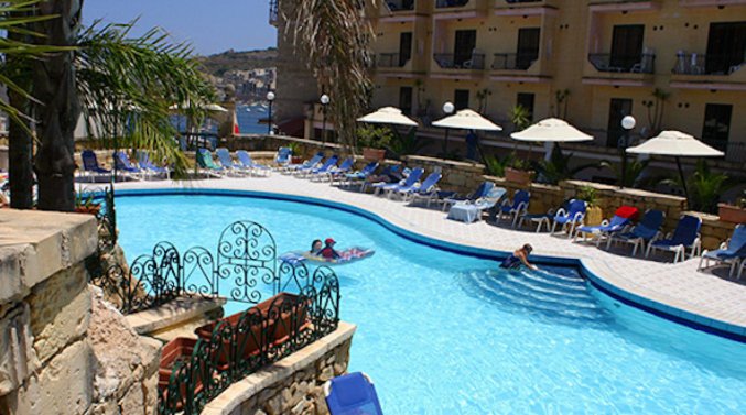 Buitenzwembad Aparthotel Porto Azzurro op Malta