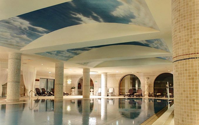 Binnenzwembad van Hotel Labranda Riviera Premium Resort Spa op Malta