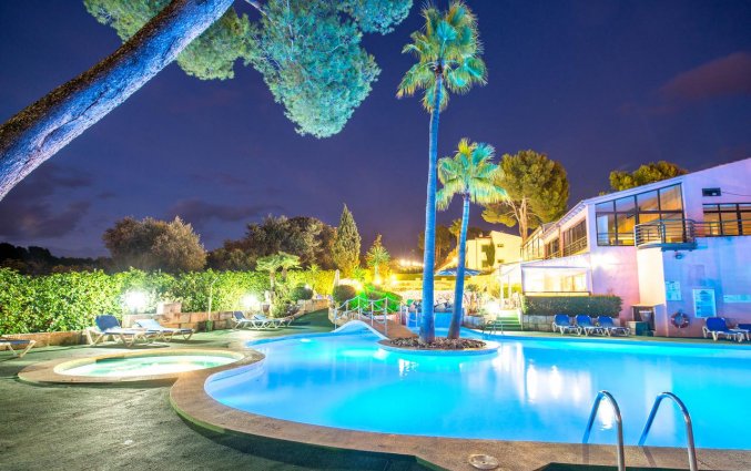 Tuin met zwembad van Aparthotel Ona Aucanada op Mallorca