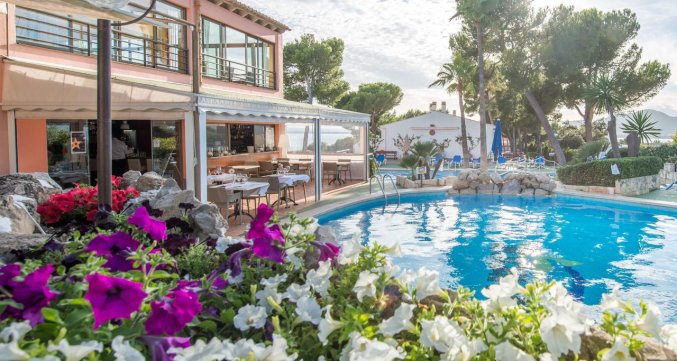 Tuin met zwembad van Aparthotel Ona Aucanada op Mallorca