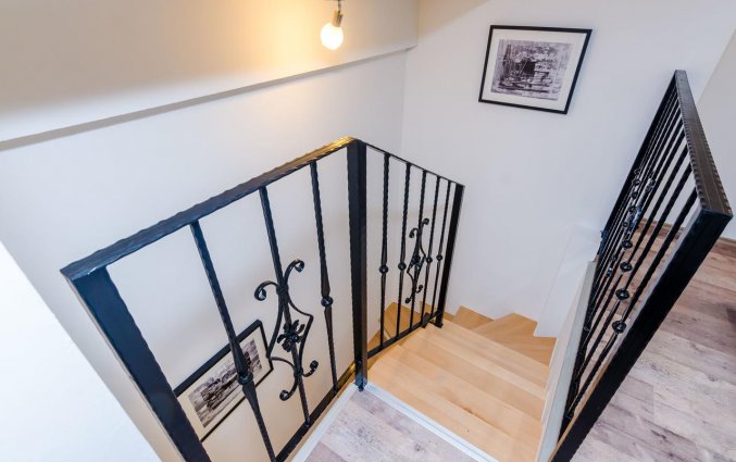 Trap naar de zitkamer in de slaapkamer in Hotel Rooms Baza in Dubrovnik