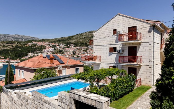 Zwembad en gebouw met omgeving van Aparthotel Villa Viljalo in Dubrovnik