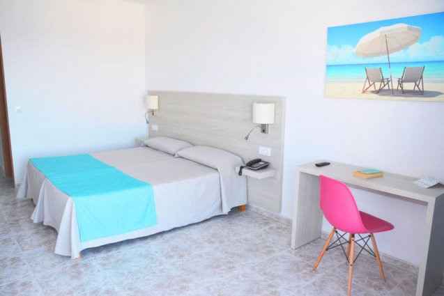 Slaapkamer van een appartement van Appartementen Playa Moreia op Mallorca
