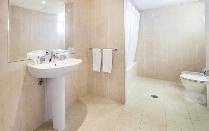 Badkamer met wc en douche van hotel Samoa vakantie Mallorca