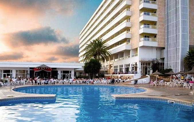 Buitenzwembad met het gebouw van hotel Samoa vakantie Mallorca