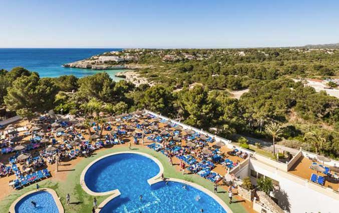 Buitenzwembad met uitzicht op de omgeving van hotel Samoa vakantie Mallorca