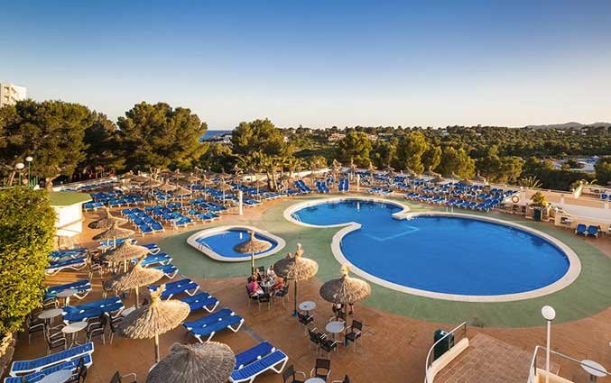 Buitenzwembad met zonneterras van hotel Samoa vakantie Mallorca
