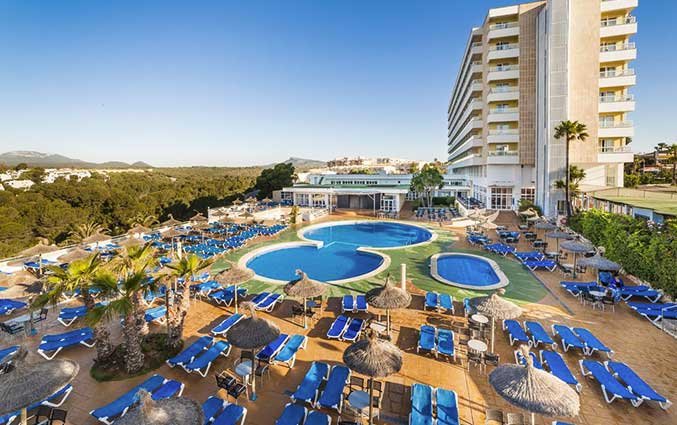 Buitenzwembaden met zonneterras en gebouw van hotel Samoa vakantie Mallorca