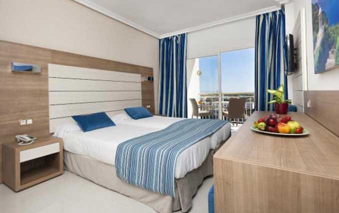 Tweepersoonskamer met tweepersoonsbed met blauw dekbed van hotel Samoa vakantie Mallorca