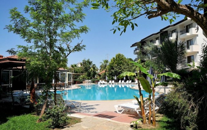 Tuin met buitenzwembad van Hotel Lemas Suite in Side