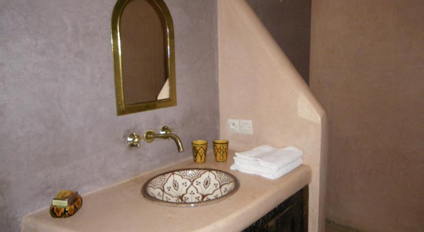 Badkamer van een tweepersoonskamer van Riad L'Oiseau du Paradis in Marrakech
