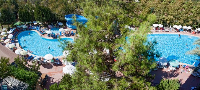 Tuin met buitenzwembad van Hotel Dosi in Side