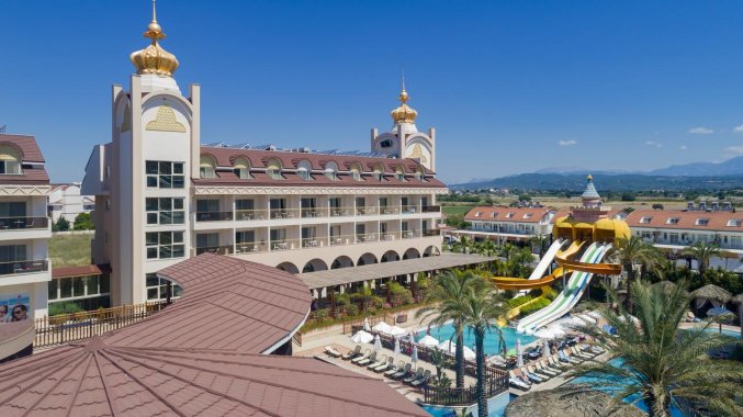 Buitenzwembad van hotel Side Crown Charm Palace in Side