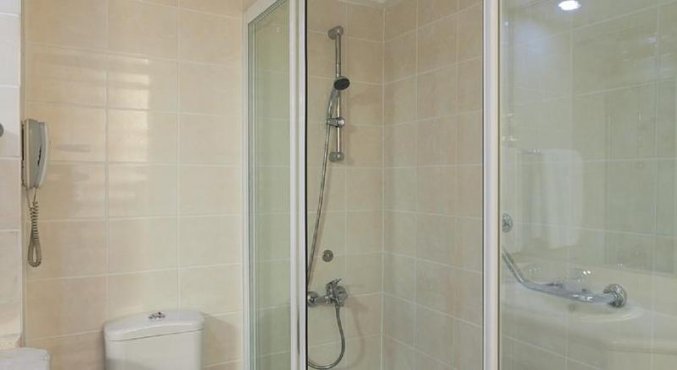 Badkamer van een tweepersoonskamer van Hotel Febeach in Side