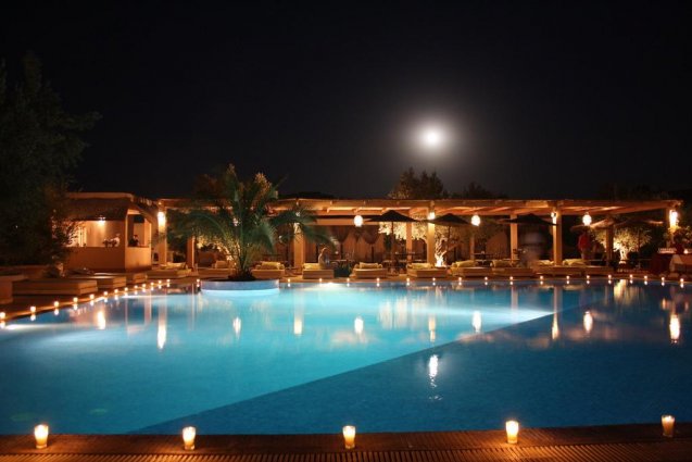 Zwembad bij nacht van Riad La Maison Des Oliviers Marrakech