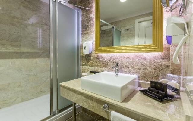 Badkamer van een tweepersoonskamer van Resort en Spa Mary Palace in Side