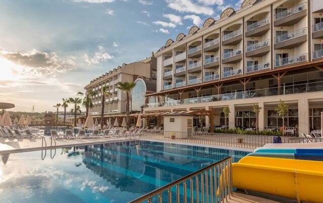 Buitenzwembad van Resort en Spa Mary Palace in Side
