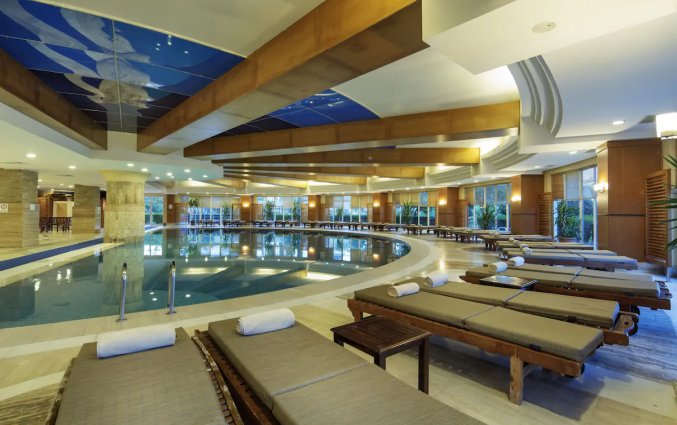 Binnenzwembad van Resort Crystal Admiral Suites en Spa in Side