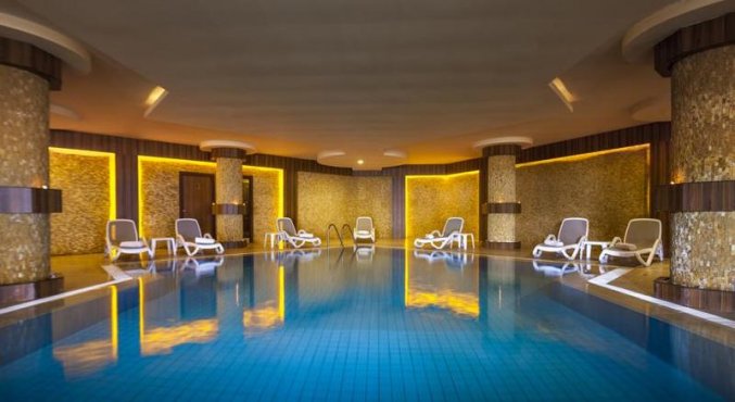 Binnenzwembad van Hotel Turan Prince World in Side