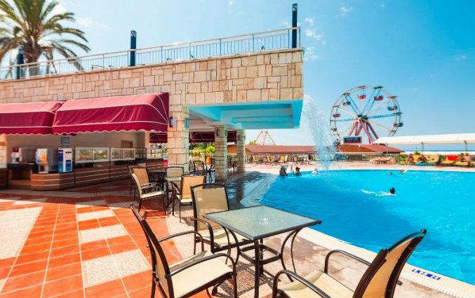 Buitenzwembad met terras van Hotel Turan Prince World in Side