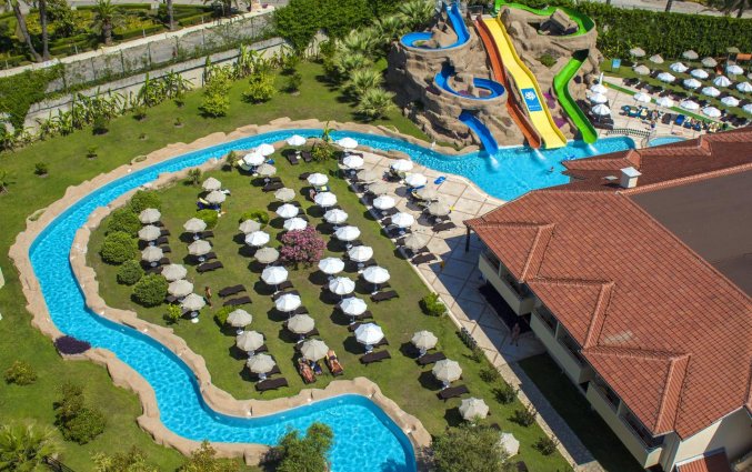 Tuin met zwembad van Hotel Melas Holiday Village in Side