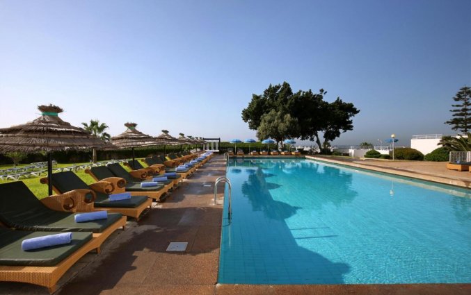 Ligbedden en zwembad van Hotel Anezi Tower Agadir