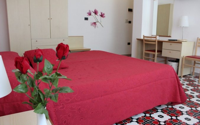 Slaapkamer met een tweepersoonsbed van hotel residance san pietro