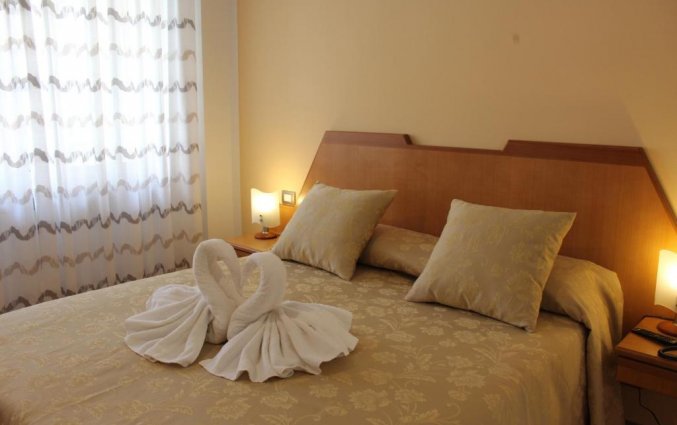 Slaapkamer met tweeppersoonsbed van hotel residance san pietro