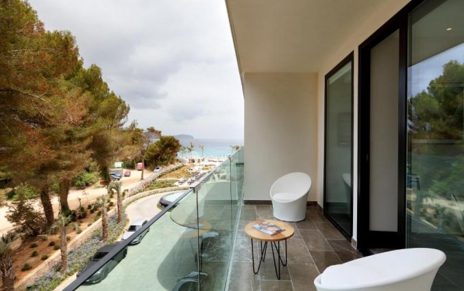 Balkon van een tweepersoonskamer van Hotel Bless op Ibiza